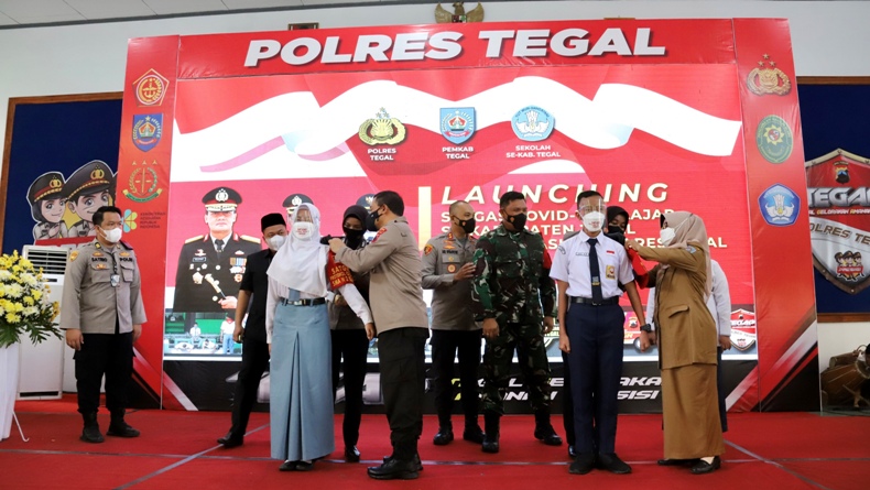 Kapolda Jateng Resmikan Satgas Covid-19 Pelajar di SMA 2 Slawi 