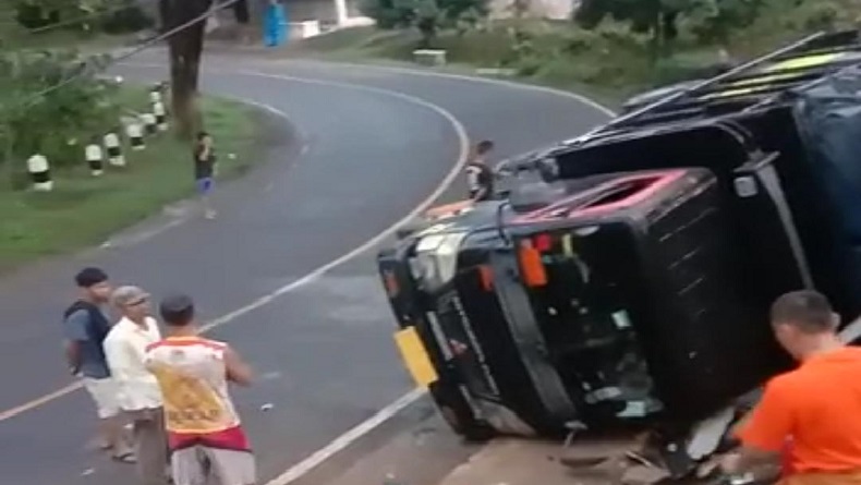 Hindari Motor Tanpa Lampu, Truk asal Lampung Terguling di Sukabumi