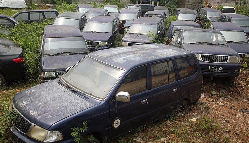 Penampakan 36 Mobil Dinas Pemkot Tangerang Terbengkalai Dipenuhi Tanaman Liar - Bagian 2