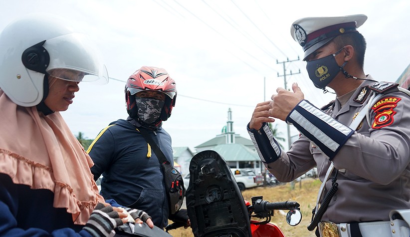 Razia, Polisi Periksa Kelengkapan Surat Kendaraan dan Kartu Vaksin Covid-19 - Bagian 2