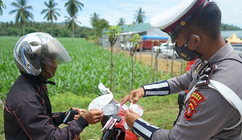 Razia, Polisi Periksa Kelengkapan Surat Kendaraan dan Kartu Vaksin Covid-19 - Bagian 1