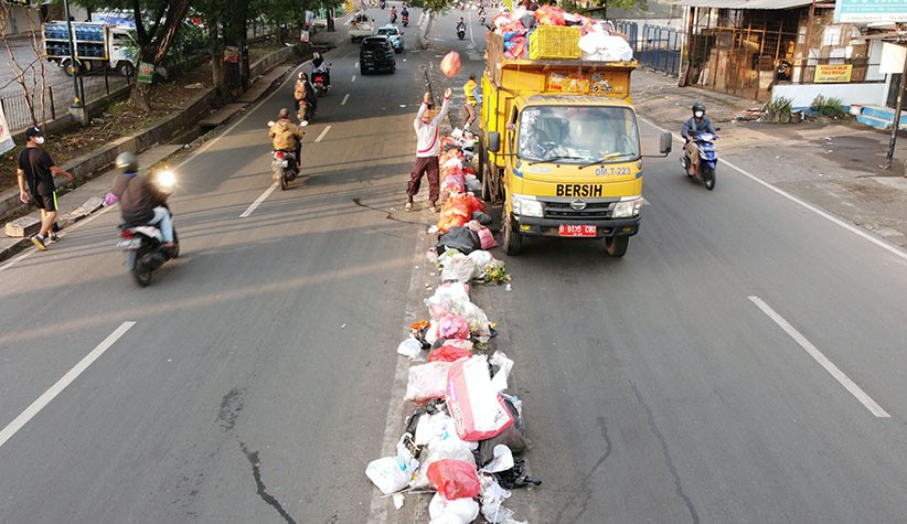 Jangan Ditiru, Warga Buang Sampah Sembarangan di Tengah Jalan Ciledug Sejak 2010 - Bagian 3