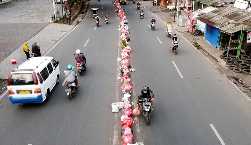 Jangan Ditiru, Warga Buang Sampah Sembarangan di Tengah Jalan Ciledug Sejak 2010 - Bagian 1