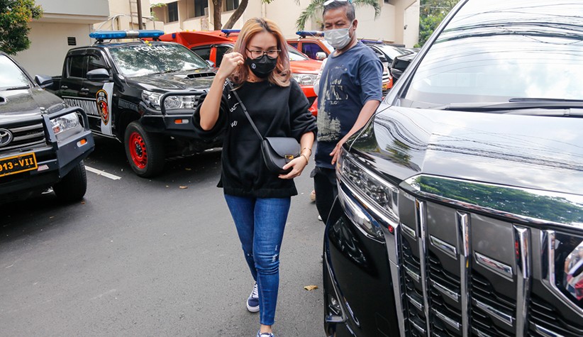 Ayu Ting Ting Dampingi Ayah Rozak Diperiksa Polda Metro Jaya - Bagian 3