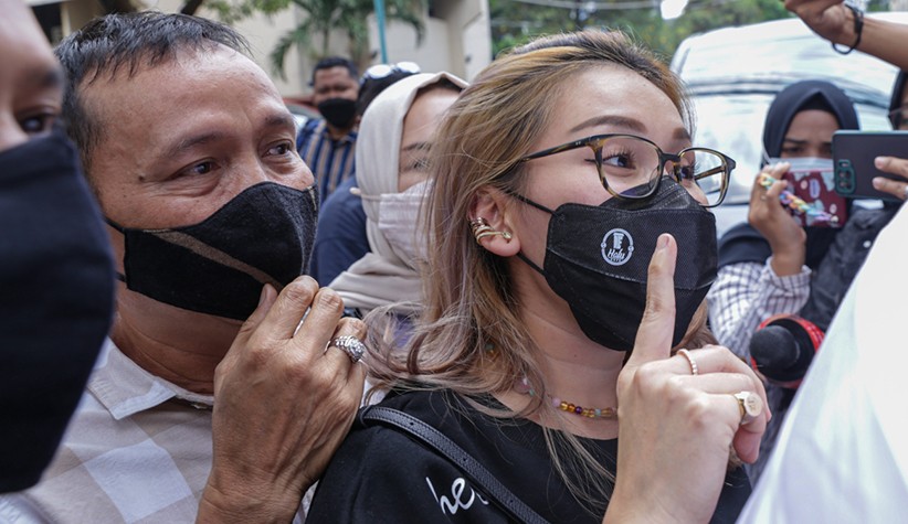 Ayu Ting Ting Dampingi Ayah Rozak Diperiksa Polda Metro Jaya - Bagian 2