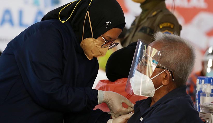 KSAL Tinjau Vaksinasi Massal di Surabaya - Bagian 3