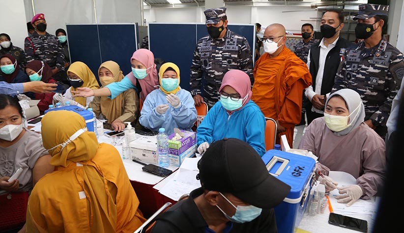 KSAL Tinjau Vaksinasi Massal di Surabaya - Bagian 1