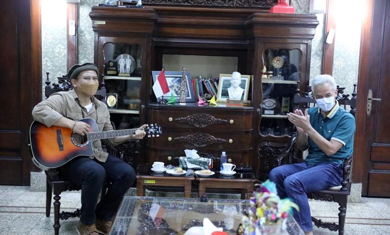 Malam-malam Didatangi Fadly Padi, Ganjar Terkejut Diajak Ngobrol Ternak Burung Merpati