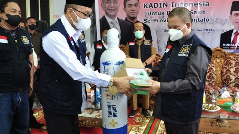 Kadin Serahkan Bantuan 200 Tabung Oksigen untuk RS di Gorontalo