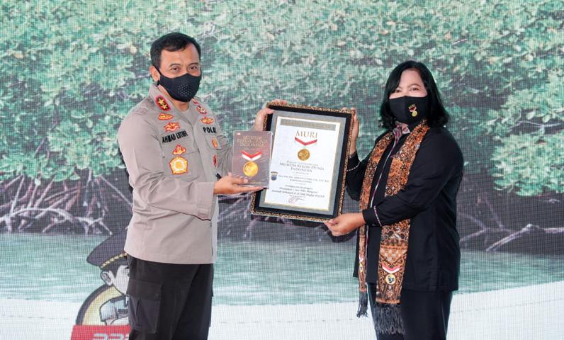  Tanam 1 Juta Mangrove, Polda Jateng Mageri Segoro Pecahkan Rekor MURI