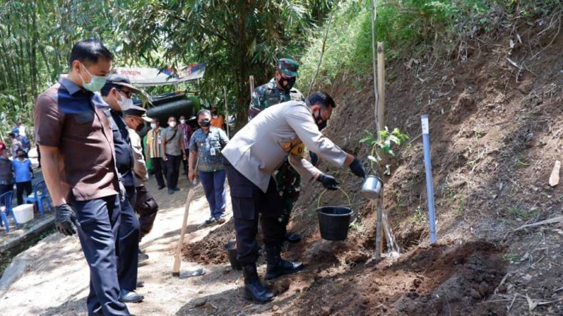 title Cegah Kerusakan Alam, Polres Salatiga Gelar Gerakan Mageri Kuto Cegah Kerusakan Alam, Polres Salatiga Gelar Gerakan Mageri Kuto