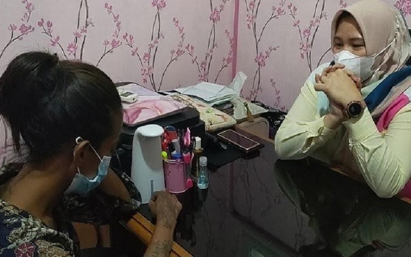 Viral, Ibu Muda Tampar Anak hingga Sempoyongan karena Kurang Setoran Ngamen 