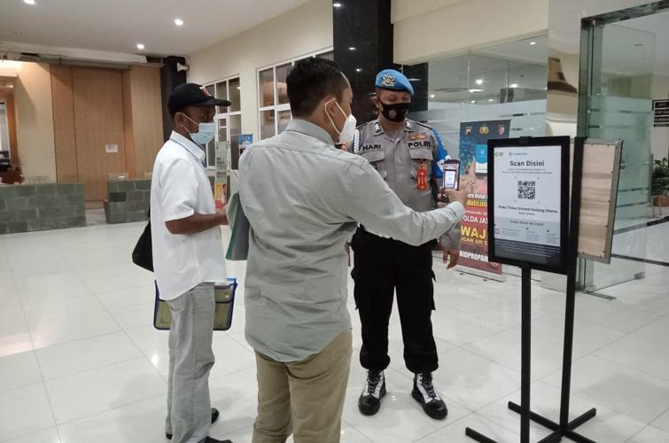 Ketatnya Prokes di Polda Jateng, Provos Awasi Pengunjung saat Scan Barcode PeduliLindungi