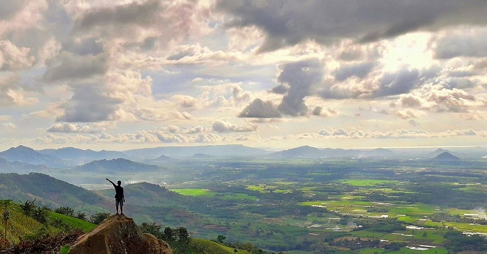 4 Tempat Wisata di Jember dengan Pemandangan Bukit dan Pantai yang Indah