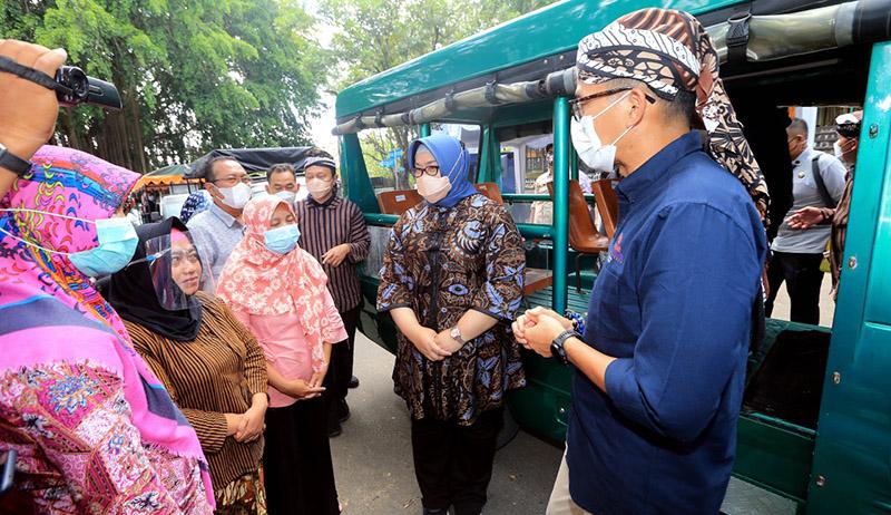 Momen Menteri Sandiaga Uno Dengarkan Keluhan Pedagang di Kawasan Wisata - Bagian 2