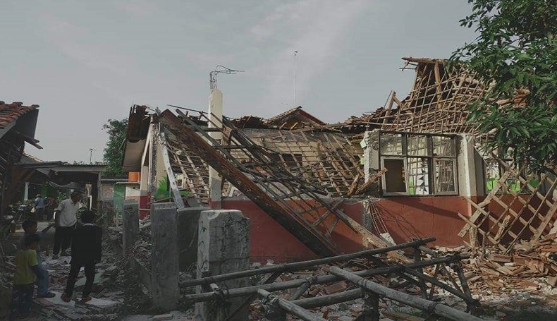 Atap Sekolah Lama Tak Diperbaiki, SDN Bayur Kidul 1 Karawang Akhirnya Roboh