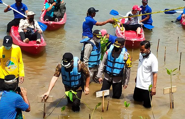 Implementasikan Program Nandur Wit Nggo Anak Putu, Bupati Kebumen Tanam Mangrove
