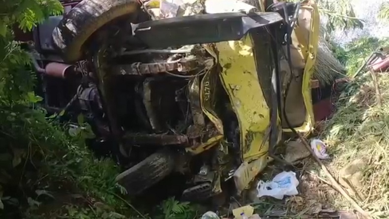 Truk Masuk Jurang 10 meter di Naringgul Cianjur, 1 Meninggal 2 Luka