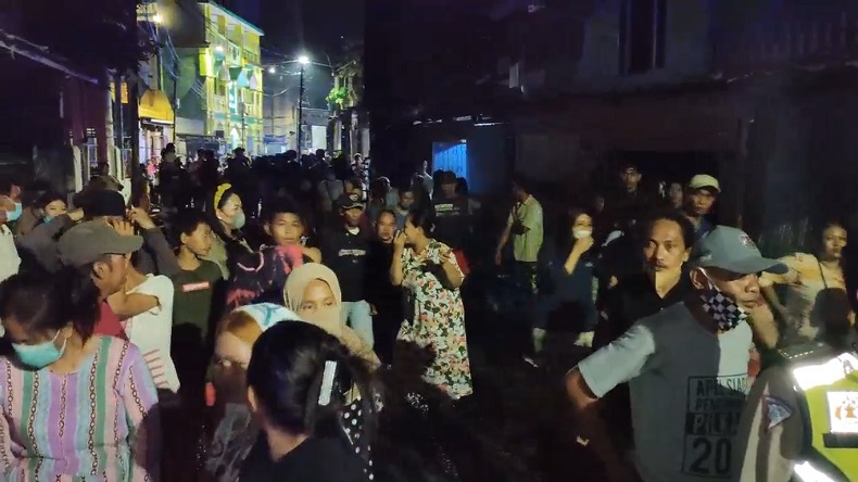 Tawuran Pecah di Makassar, Puluhan Emak-Emak Adang Mobil Polisi