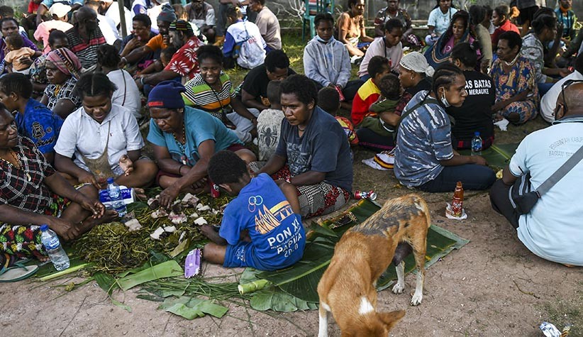 Tim Sepak Bola Putri Papua Raih Emas, Warga Merauke Gelar Pesta Adat Bakar Batu - Bagian 4