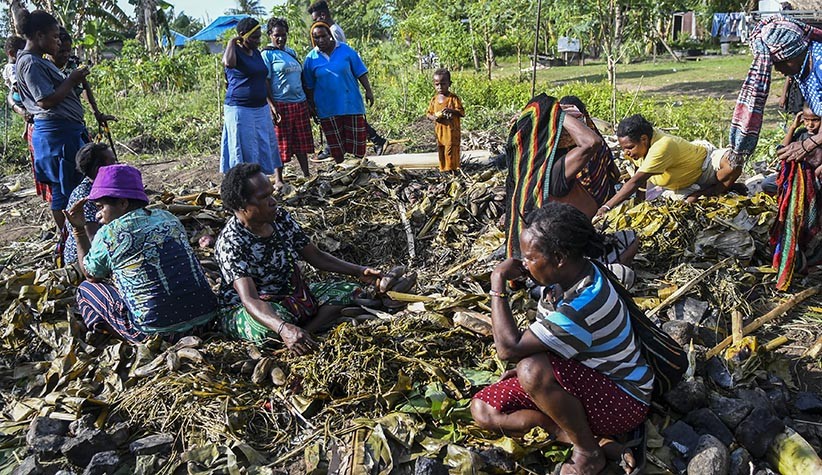 Tim Sepak Bola Putri Papua Raih Emas, Warga Merauke Gelar Pesta Adat Bakar Batu - Bagian 3