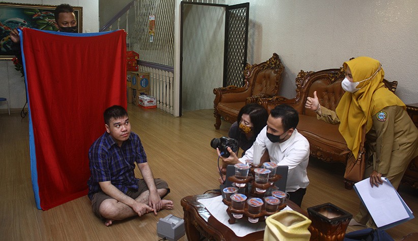 Disdukcapil Jemput Bola Rekam E-KTP di Rumah Warga Berkebutuhan Khusus - Bagian 1