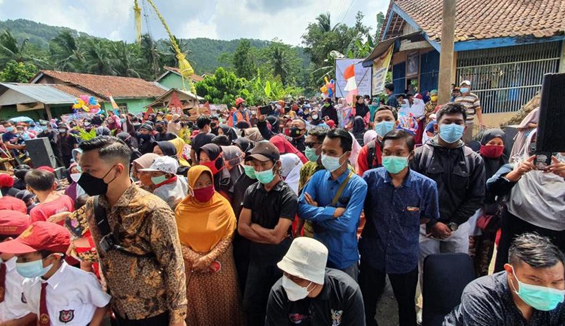 Satu Kampung Cikakak Berjalan Jauh Turun Gunung demi Sambut Menteri Sandiaga Uno - Bagian 4