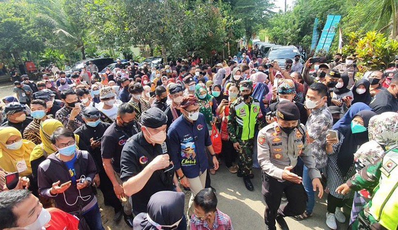 Satu Kampung Cikakak Berjalan Jauh Turun Gunung demi Sambut Menteri Sandiaga Uno - Bagian 1