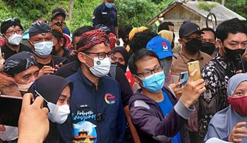 Satu Kampung Cikakak Berjalan Jauh Turun Gunung demi Sambut Menteri Sandiaga Uno - Bagian 3