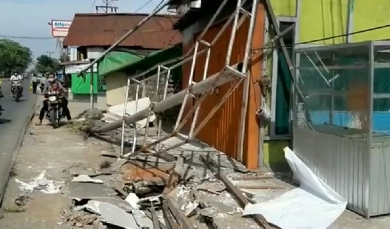 Sejumlah Toko di Pontianak Hancur Ditabrak Truk Kontainer, Sopir Mengantuk