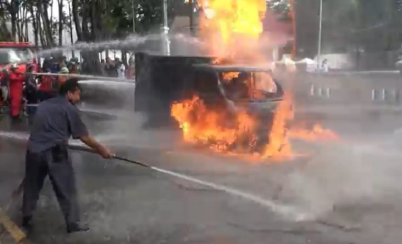 Mobil Pikap Pengangkut BBM di Palangka Raya Tiba-Tiba Terbakar, Sopir Kabur