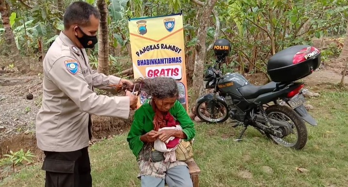 Kisah Unik, Bhabinkamtibmas Potong Rambut Gimbal Warga di Kebumen