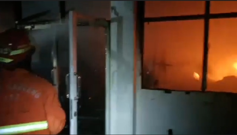 title Kantor Kementerian PUPR di Surabaya Terbakar, 4 Ruangan Ludes Dilalap Api  Kantor Kementerian PUPR di Surabaya Terbakar, 4 Ruangan Ludes Dilalap Api