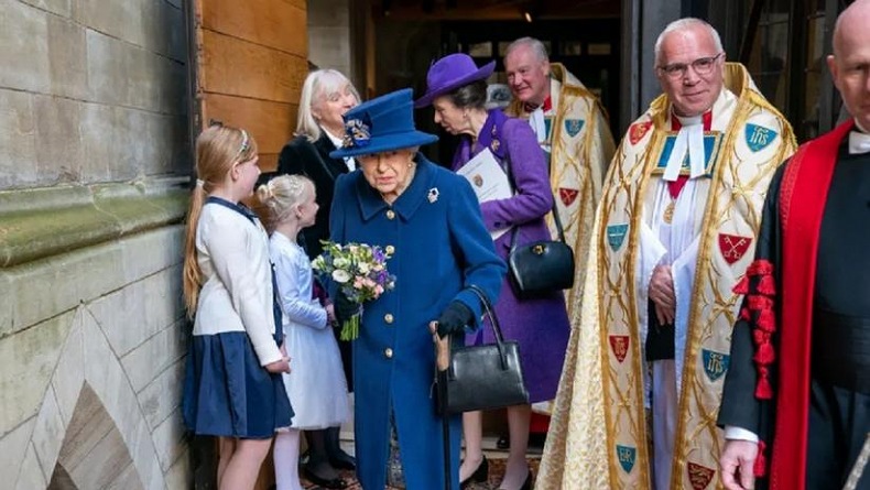 title Ratu Elizabeth II Pakai Tongkat saat Berjalan Menghadiri Layanan Gereja Ratu Elizabeth II Pakai Tongkat saat Berjalan Menghadiri Layanan Gereja