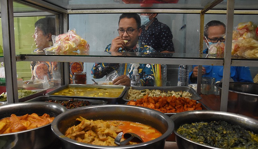 Potret Gubernur Anies Baswedan Makan Siang di Warteg - Bagian 2