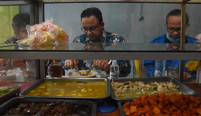 Potret Gubernur Anies Baswedan Makan Siang di Warteg - Bagian 1