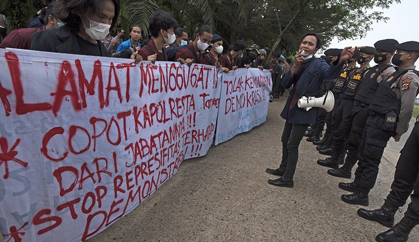Kecam Polisi Banting Demonstran, Puluhan Mahasiswa Datangi Polda Banten - Bagian 1