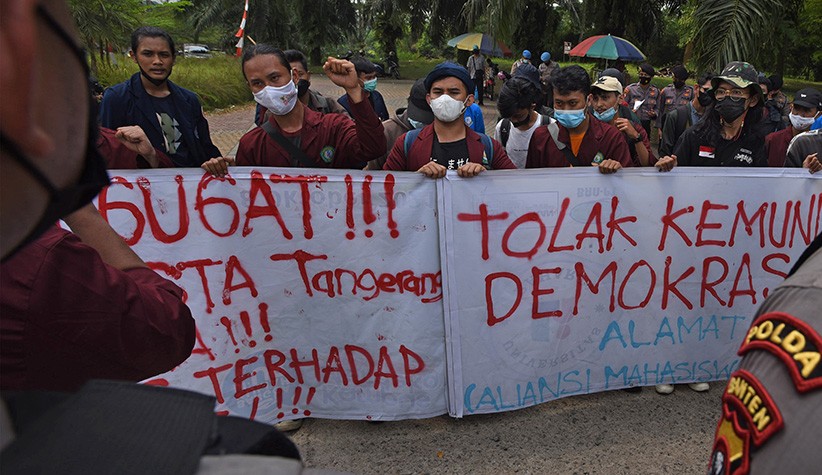 Kecam Polisi Banting Demonstran, Puluhan Mahasiswa Datangi Polda Banten - Bagian 2