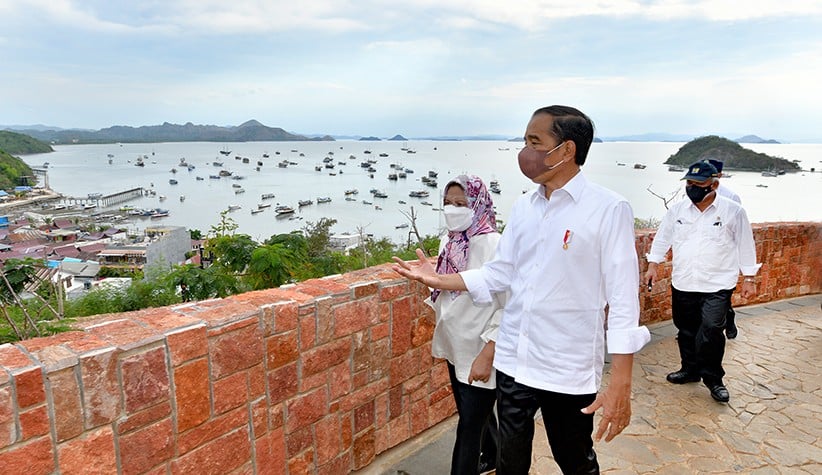 Momen Presiden Jokowi dan Ibu Negara Lihat Keindahan Labuan Bajo dari Puncak Waringin - Bagian 2