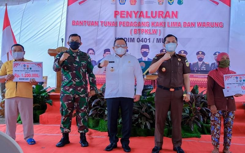 TNI Salurkan BLT Rp1,8 Miliar untuk PKL di Musi Banyuasin 