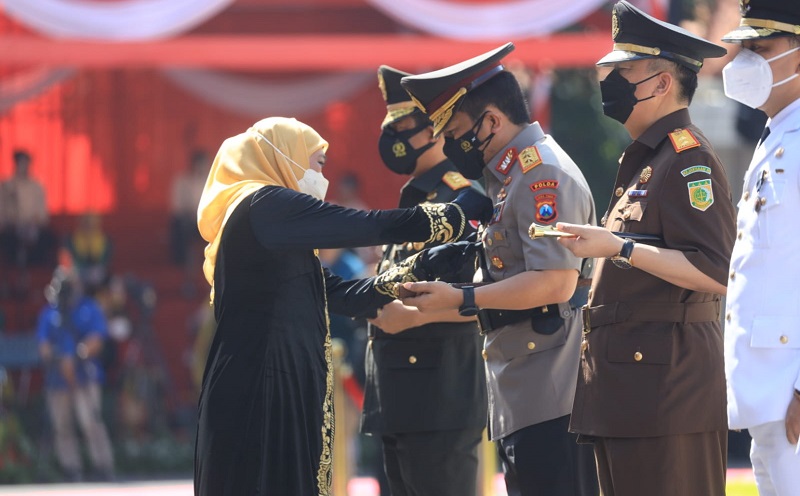 HUT ke-76 Jatim, Kapolda hingga Pangdam  dapat Penghargaan Lencana Jer Basuki Mawa Beya