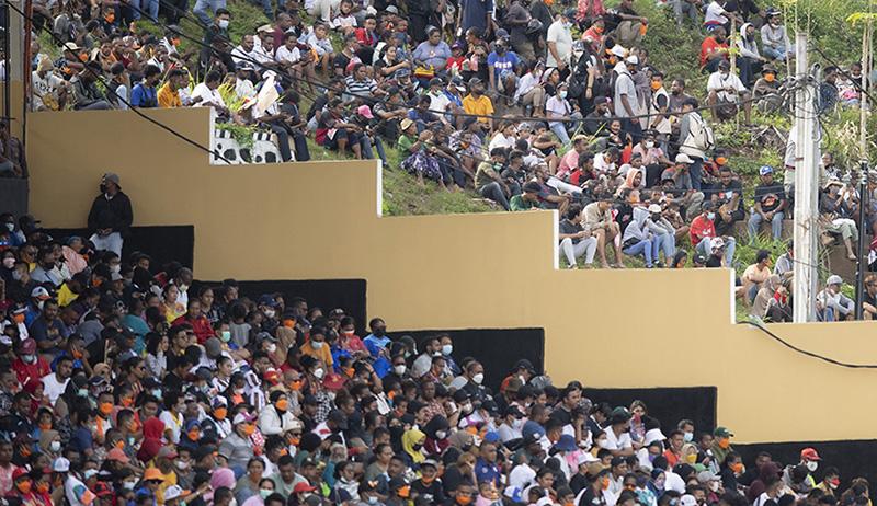 Warga Membeludak, Penonton Final Sepak Bola PON Papua Tumpah Ruah hingga Luar Stadion - Bagian 3