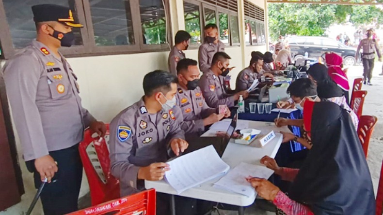 Polres Bitung Salurkan Bantuan kepada 293 PKL dan Warung Terdampak Covid-19