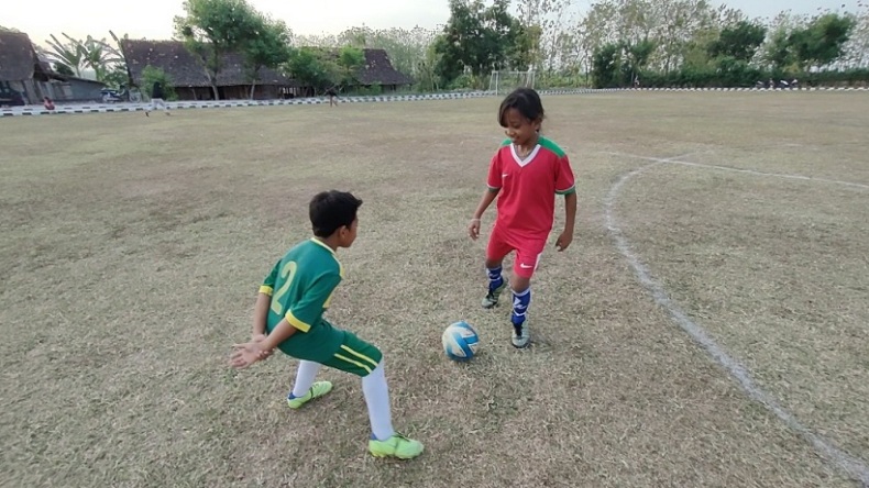 Ikut SSB, Anak Perempuan di Rembang Ini Ingin Jadi Pemain Bola Profesional 