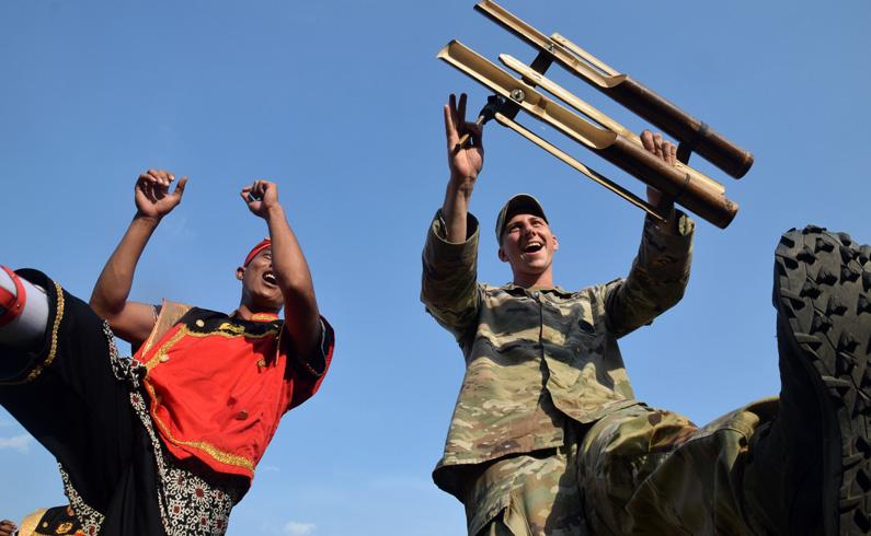 Wow Keren, US Army Main Musik Thek-Thek Banyumasan di Markas Banteng Raiders