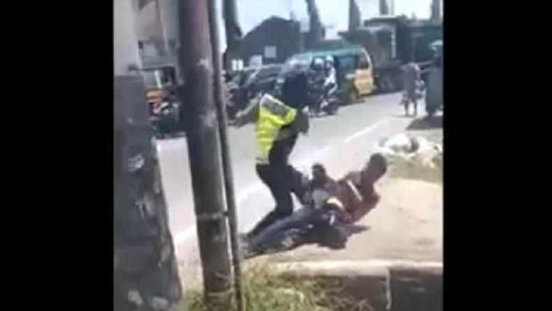 title Viral Oknum Polisi di Deliserdang Pukuli Warga di Pinggir Jalan, Ibu Korban Histeris Viral Oknum Polisi di Deliserdang Pukuli Warga di Pinggir Jalan, Ibu Korban Histeris