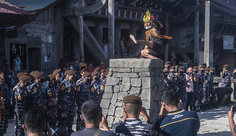 Pemuda Desa Wisata Bawomataluo Nias Tampilkan Atraksi Lompat Batu - Bagian 2
