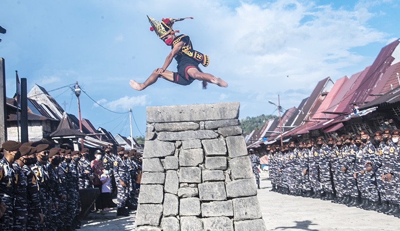 Pemuda Desa Wisata Bawomataluo Nias Tampilkan Atraksi Lompat Batu - Bagian 1