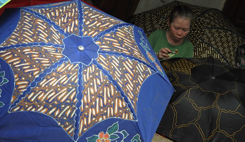 Kerajinan Payung Motif Batik Dijual Rp200.000-Rp350.000 - Bagian 1