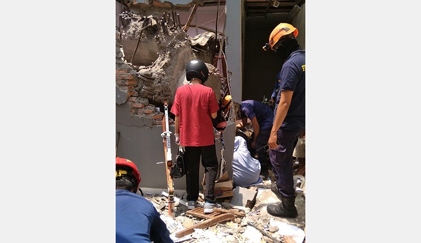 Penampakan Crane Jatuh Timpa Rumah di Depok, Warga Tertimbun Reruntuhan - Bagian 5